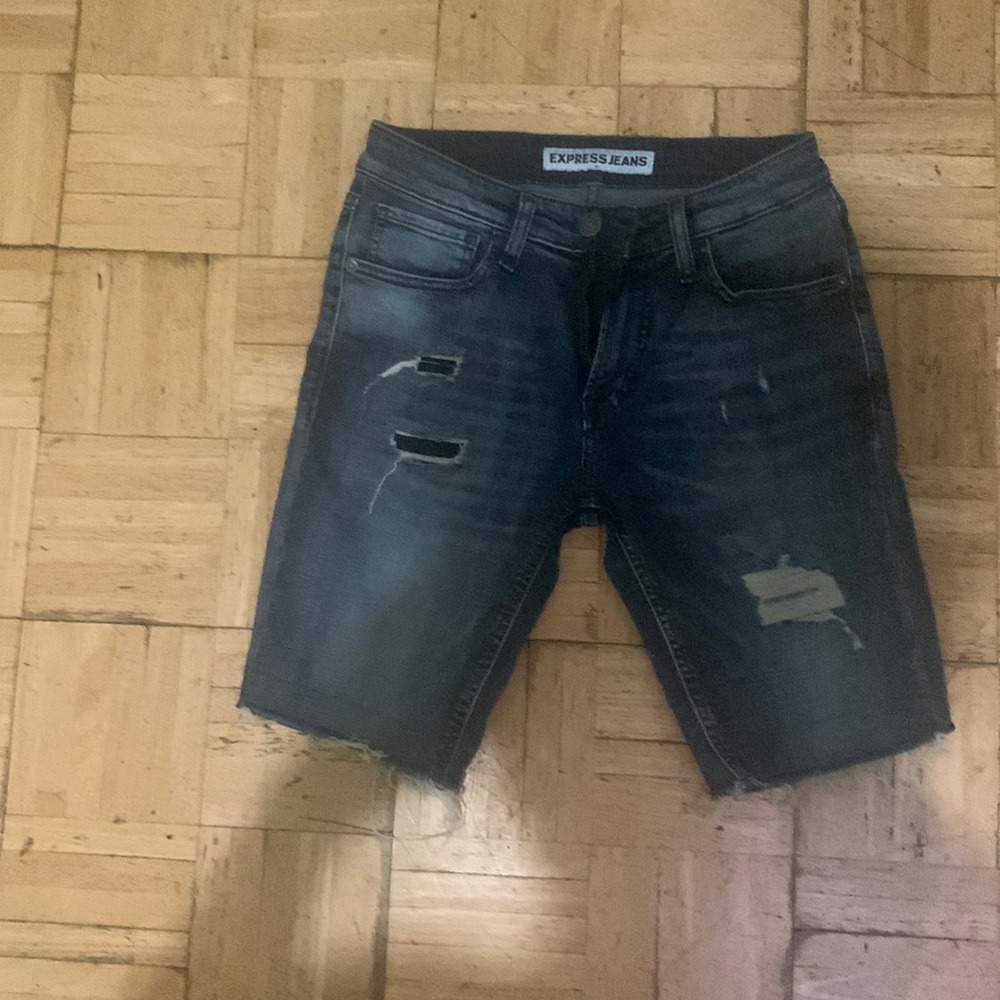 Selling man shorts in very good condition any questions feel free to ask 😊